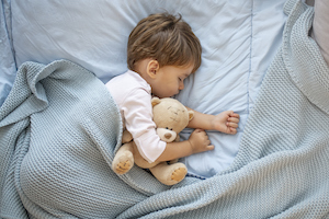 Abendroutine und Einschlafbegleitung: Eine Babysitterin ist zustaendig fuer die Sicherheit ihres Schuetzlings
