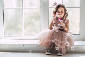Prinzessin verzaubert den Tag mit Seifenblasen