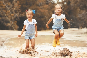 Wetterfestes Kindermaedchen für Gummistiefel-Abenteuer gesucht